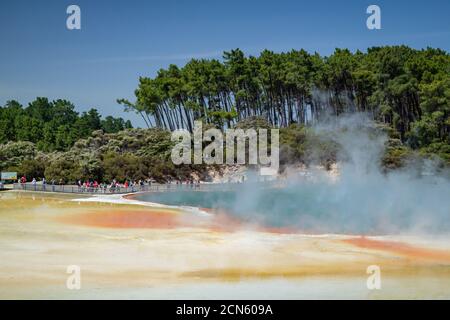 Bassin géothermique de Champagne Pool dans la région de Waiotapu de New Zélande Banque D'Images