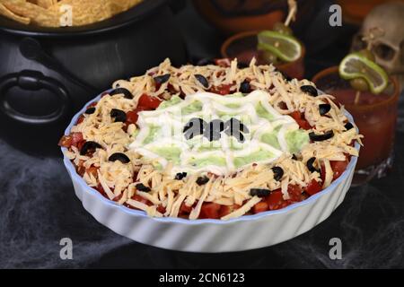 Halloween Spoky Seven Layer Taco DIP faites un hors-d'œuvre classique Dans un favori d'Halloween avec juste un Banque D'Images