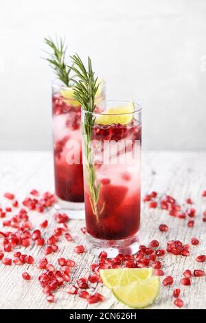 Pomegranate Gimlet - un cocktail à base de gin avec jus de citron vert, le gin peut être remplacé par de la vodka. Banque D'Images