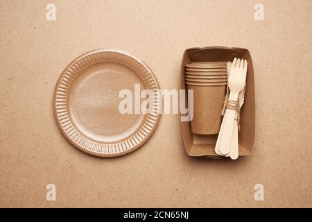 assiettes et tasses en papier brun artisanal et en bois fourches et couteaux Banque D'Images