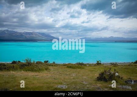 La couleur bleu vif du bleu sarcelle du lac Pukaki à New Zélande Banque D'Images