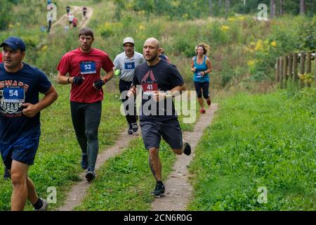 Ville Ikskile, Lettonie. Les gens s'entraînent et s'exercent dans la nature. Photo de voyage.29.08.2020 Banque D'Images