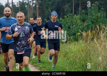 Ville Ikskile, Lettonie. Les gens s'entraînent et s'exercent dans la nature. Photo de voyage.29.08.2020 Banque D'Images