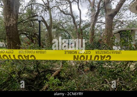 Des arbres bloquent la fontaine de la place Bienville, qui est fermée en raison de dommages causés par l'ouragan Sally, le 17 septembre 2020, à Mobile, Alabama. Banque D'Images