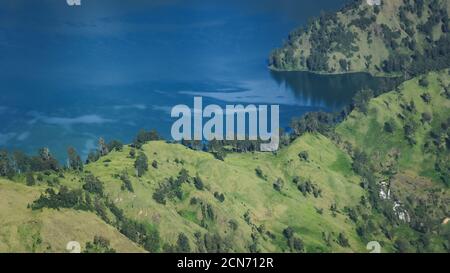 Blue Lake of Mount Rinjani avec vue panoramique Banque D'Images