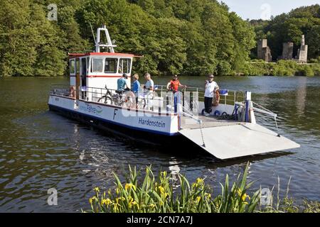 Ferry de la vallée de la Ruhr Hardenstein avec des cyclistes devant le château Ruin Hardenstein, Witten, Allemagne Banque D'Images