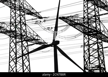 Deux pylônes de ligne aérienne et une éolienne, Witten, Rhénanie-du-Nord-Westphalie, Allemagne, Europe Banque D'Images