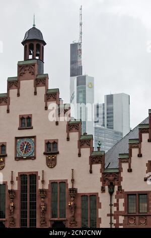 Hôtel de ville de Roemer avec Commerzbank, contraste architectural, Francfort-sur-le-main, Hesse, Allemagne, Europe Banque D'Images