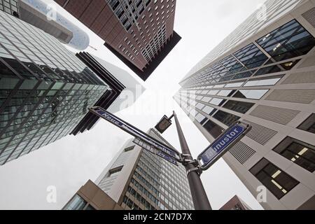 Vue à angle bas des immeubles en hauteur dans le quartier des banques, Francfort-sur-le-main, Allemagne, Europe Banque D'Images