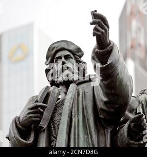 Monument Gutenberg, en arrière-plan le siège de la Commerzbank, Francfort, Allemagne, Europe Banque D'Images