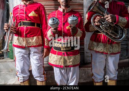 Trois musiciens indiens de groupe de mariage pratiquant leur routine musicale quotidienne en soirée sur la route à Kolkata, Inde. Banque D'Images