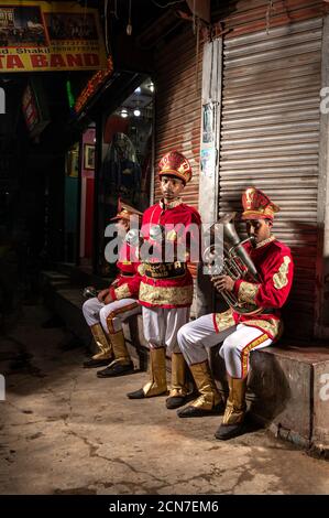 Trois musiciens indiens de groupe de mariage pratiquant leur routine musicale quotidienne en soirée sur la route à Kolkata, Inde. Banque D'Images