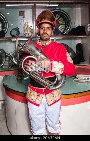 Trois musiciens indiens de groupe de mariage pratiquant leur routine musicale quotidienne en soirée sur la route à Kolkata, Inde. Banque D'Images