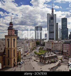 Vue sur le centre-ville et le quartier financier avec la ligne d'horizon, Francfort, Allemagne, Europe Banque D'Images