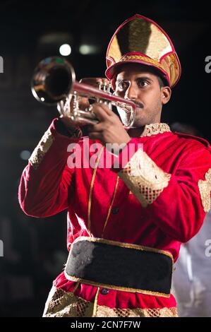 Trois musiciens indiens de groupe de mariage pratiquant leur routine musicale quotidienne en soirée sur la route à Kolkata, Inde. Banque D'Images