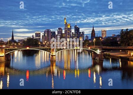 Vue sur la ville dans la soirée avec main et quartier financier, Francfort-sur-le-main, Hesse, Allemagne, Europe Banque D'Images