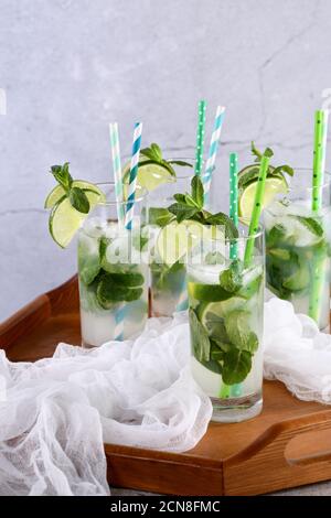 Eau rafraîchissante infusée au concombre, à la menthe et à la chaux. Boisson d'été cocktail limonade. Boisson saine Banque D'Images