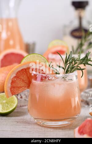 Cocktail rose Palomas citron vert et romarin frais combiné avec du jus de pamplemousse frais et de la tequila. Un technicien de maintenance Banque D'Images