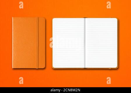 Carnets à lignes fermées et ouvertes orange isolés sur fond coloré Banque D'Images