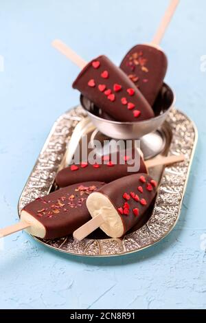 Crème glacée maison sur un bâton avec glaçage au chocolat. Banque D'Images