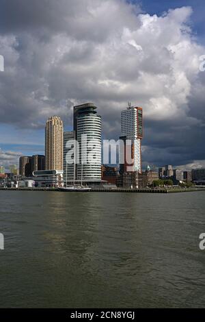 rotterdam, pays-bas - 2020-09-06: vue sur la nouvelle meuse meuse sur le kop van zuid avec l'hôtel new york et le terminal de croisière de rotterdam -- [credit: Banque D'Images