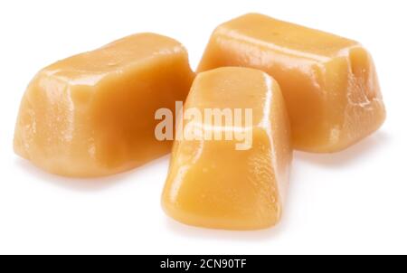 Bonbons caramel ou caramel de Toffee isolés sur fond blanc. Banque D'Images