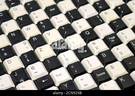 jeu de touches des anciens claviers d'ordinateur sur la table en quinconce Banque D'Images