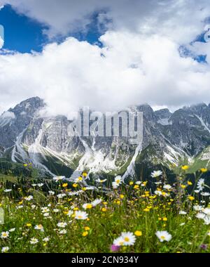 Randonnée dans les Alpes dans la vallée de Stubai pendant les vacances d'été dans une belle nature, Tyrol, Autriche Banque D'Images