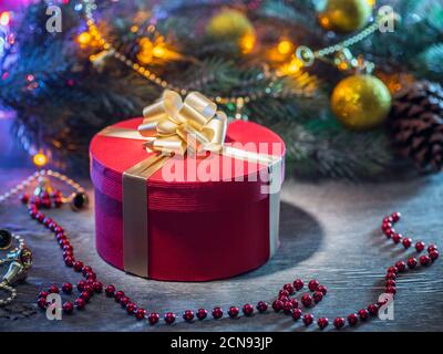 Beaux cadeaux de Noël dans des boîtes décorées près d'un arbre de Noël dans la maison. Banque D'Images