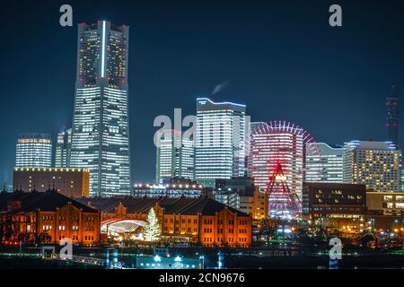 Tout le bureau de Minato Mirai s'allume Banque D'Images