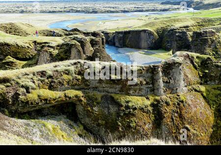 Fjadrargljufur Canyon, Islande. Rivière Fjadra. Magnifique paysage islandais. Falaises vertes à la mousse. Les gorges pittoresques ont des murs escarpés. Grand canyon. Banque D'Images
