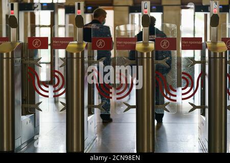 Moscou, Russie - 14 septembre 2020 : entrée de la station de métro du parc Kultury de Moscou. Passage à travers les tourniquets. Pandémie de coronavirus. Quelqu'un porte/met Banque D'Images