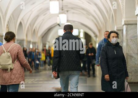 Moscou, Russie - 14 septembre 2020 : extérieur de la station de métro de Moscou en automne. Beaucoup de gens. Concept de déplacement. Pandémie de cotonavirus. Quelqu'un Banque D'Images