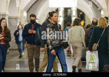 Moscou, Russie - 14 septembre 2020 : extérieur de la station de métro de Moscou en automne. Beaucoup de gens. Concept de déplacement. Pandémie de cotonavirus. Quelqu'un Banque D'Images