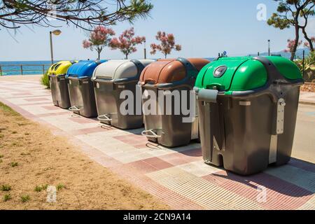 Recyclez les poubelles pour les déchets dans le parc. Concept de sauvegarde de l'environnement. Tri des déchets Banque D'Images