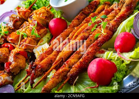 Szaszlyk grillé et torches à la viande avec salade verte Banque D'Images