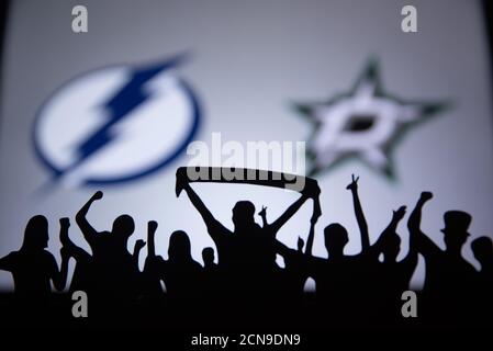 EDMONTON, CANADA, SEPTEMBRE. 16. 2020: Finale de la coupe Stanley 2020 de la LNH. Tampa Bay Lightning contre Dallas Stars. Silhouette des fans qui regardent le match de hockey Banque D'Images