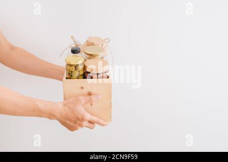 Donation box avec divers aliments. Ouvrir boîte en carton avec de l'huile, de la nourriture en conserve, céréales et pâtes alimentaires. Banque D'Images