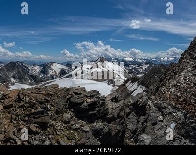 Randonnée sur le glacier de stubai dans les Alpes dans la vallée de Stubai pendant des vacances d'été dans une belle nature, Tyrol, Autriche Banque D'Images