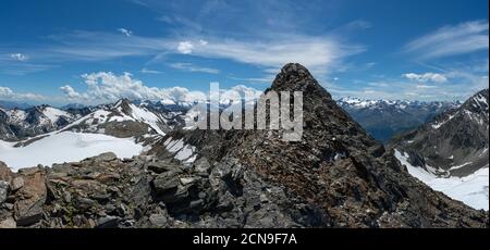 Randonnée sur le glacier de stubai dans les Alpes dans la vallée de Stubai pendant des vacances d'été dans une belle nature, Tyrol, Autriche Banque D'Images