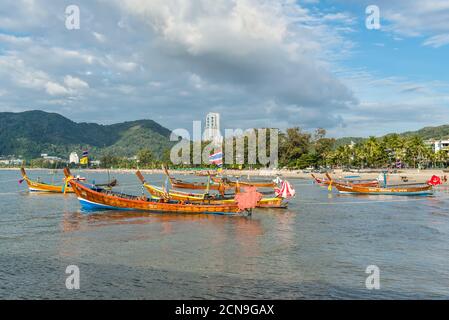 Phuket, Thaïlande - 29 novembre 2019 : bateaux à longue queue traditionnels amarrés à la plage de Patong sur l'île de Phuket, Thaïlande, mer d'Andaman. Banque D'Images