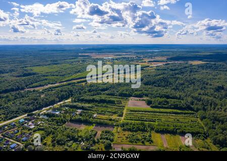 Une vue d'une hauteur au village de Bunkovo, district d'Ivanovo, région d'Ivanovo, Russie. Photo prise d'un drone. Banque D'Images