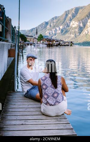 Couple visite du village de Hallstatt sur le lac de Hallstatter dans les Alpes autrichiennes Autriche Banque D'Images