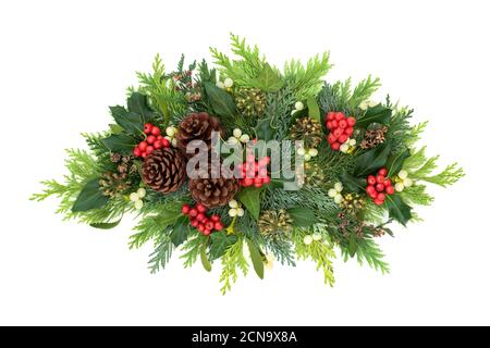 Décoration de Noël et du nouvel an avec houx, lierre, GUI, feuilles de cyprès de cèdre et cônes de pin sur fond blanc. Composition de Noël. Banque D'Images