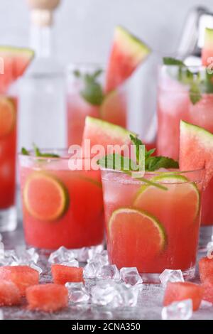 Vodka Watermelon cocktail - fait à partir de pastèque fraîche, sucre de noix de coco, jus de citron vert frais et Banque D'Images