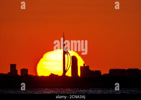 Portsmouth, Hampshire. 18 septembre 2020. Météo Royaume-Uni. Lever de soleil derrière la Tour Spinnaker à Portsmouth vue de l'autre côté du Solent lors d'une matinée claire et ensoleillée sur la côte sud. Credit Stuart Martin/Alay Live News Banque D'Images