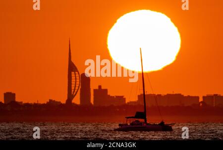 Portsmouth, Hampshire. 18 septembre 2020. Météo Royaume-Uni. Lever de soleil derrière la Tour Spinnaker à Portsmouth vue de l'autre côté du Solent lors d'une matinée claire et ensoleillée sur la côte sud. Credit Stuart Martin/Alay Live News Banque D'Images