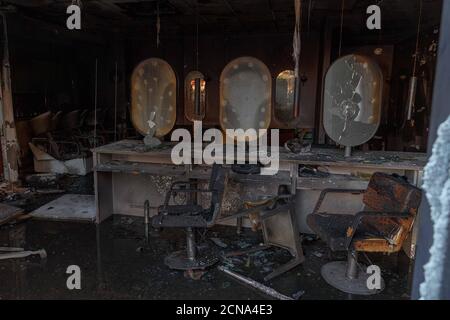 Cork, Irlande. 18 septembre 2020. Populaire salon de coiffure côté nord Burns Down, Cork City. Vers 3h le soir dernier, les services d'urgence ont été appelés a feu dans un salon de coiffure populaire à Blackpool, 3 degrés coiffeurs. Le salon qui n'a été que récemment rénové a maintenant été dévasté par le feu. On croit que l'incendie a été rapidement contenu pour empêcher la propagation aux unités connectées. Gardai reste sur place. Credit: Damian Coleman/Alay Live News Banque D'Images