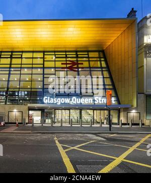 Queen Street face à la nouvelle façade de Glasgow Queen Street Railway Station dans la lumière du soir vue de la rue Queen dans la ville Centre Glasgow Ecosse Royaume-Uni Banque D'Images