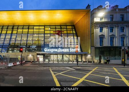 Queen Street face à la nouvelle façade de Glasgow Queen Street Railway Station dans la lumière du soir vue de la rue Queen dans la ville Centre Glasgow Ecosse Royaume-Uni Banque D'Images